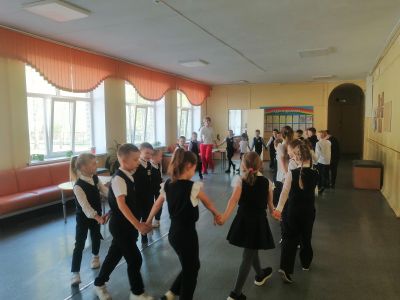 Дружно встали в хоровод 